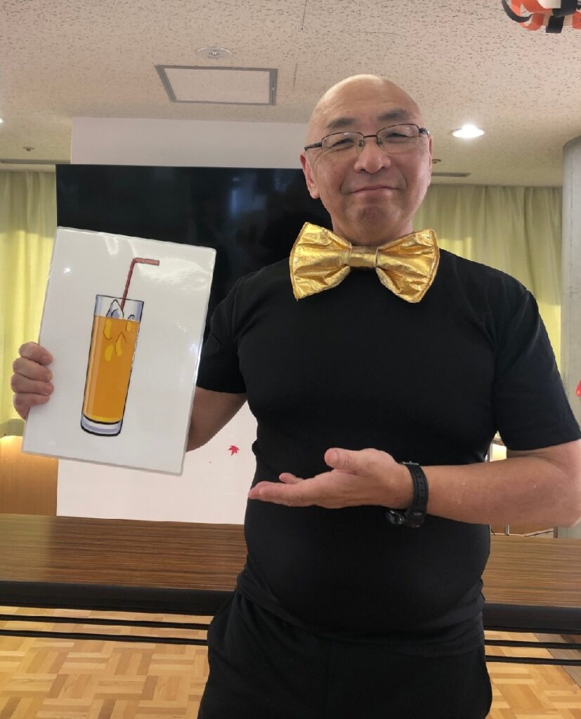 子ども向けマジックのジュースです。ピカリンの怪しい行動に子どもたちはブーブー反応しますが、最後は、驚きのオチになります。大変盛り上がるとても楽しいマジックです。