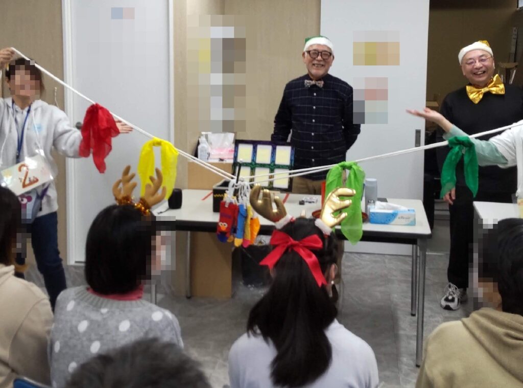 大阪茨木市の障碍者施設でのボランティア・マジックショー。みんなが参加できるロープマジックで、大いに盛り上がりました。