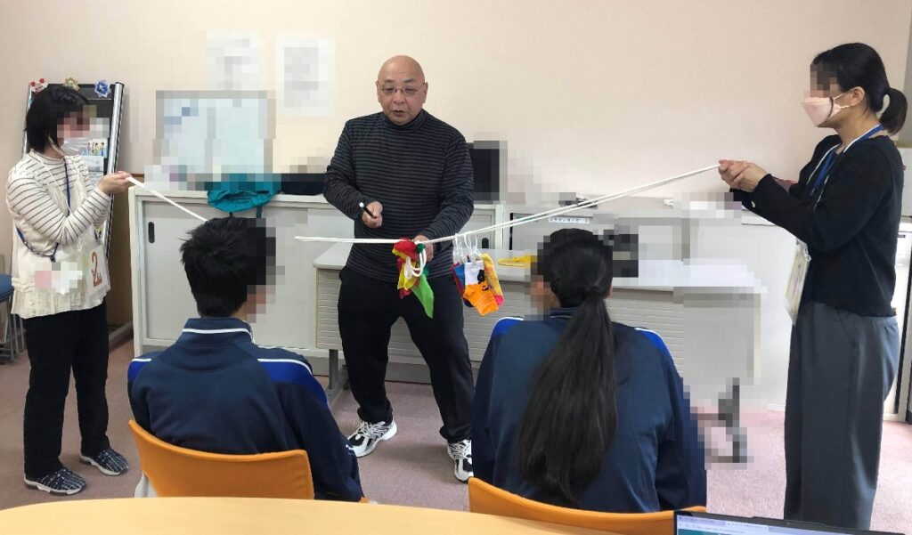 大阪市の社会福祉協議会の職場実習でのボランティア・マジックショー。スルーロープルーティーンというマジックです。