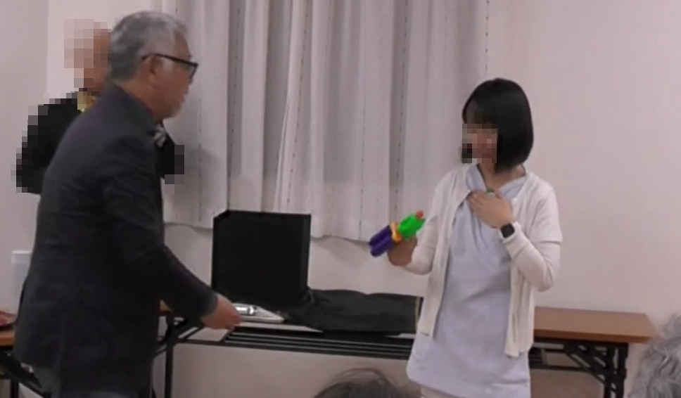 お客様が選んだカードを、他のお客さん全員がテレパシーで当ててしまうというマジックです。