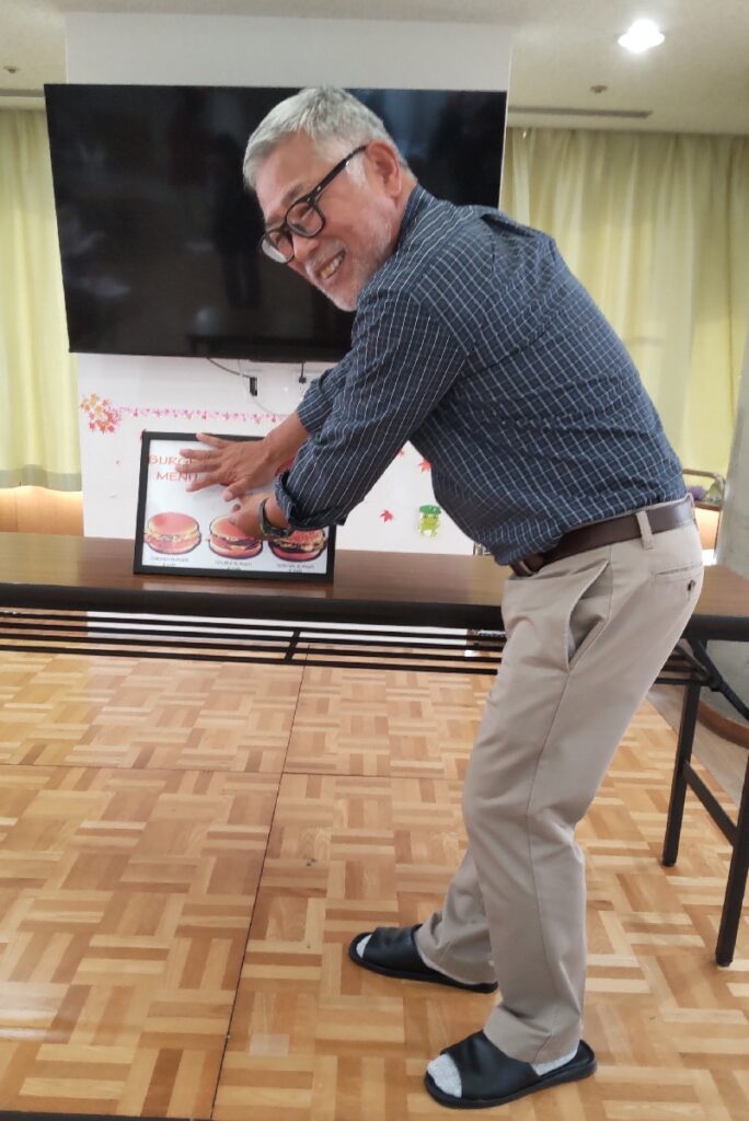 大阪の老人施設でのボランティア・マジックショー。絵のハンバーガーが本物になって出てくるマジックです。