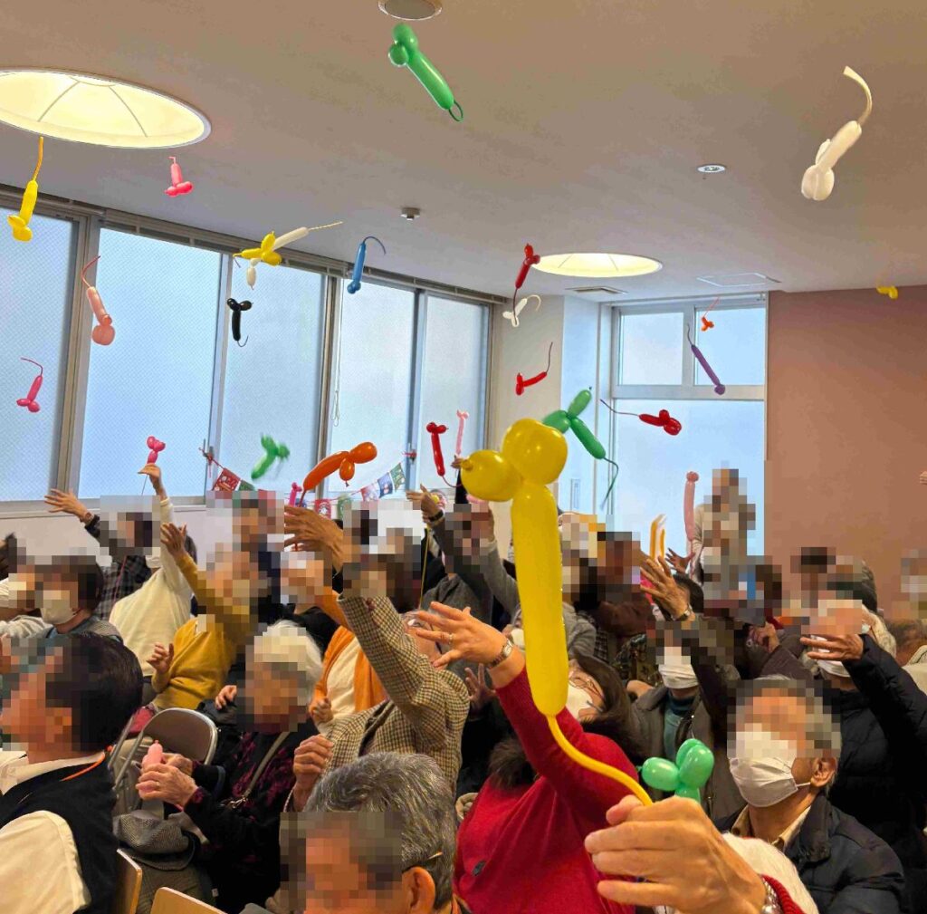 大阪都島区のシニア会でのボランティア・マジックショー。バルーンアート体験で、みなさん大喜びでした。