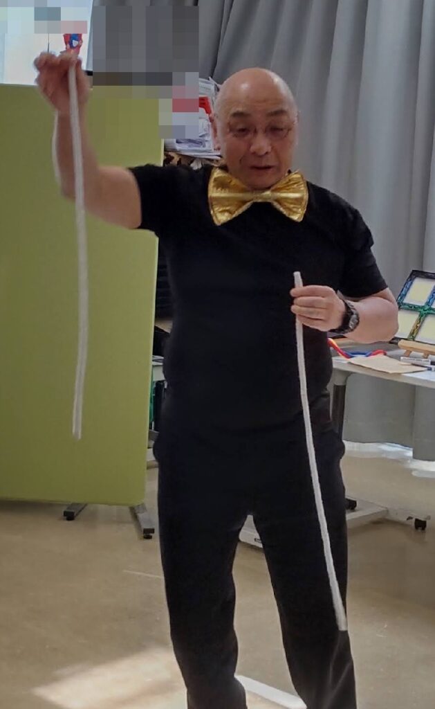 大阪の老人施設でのボランティア・マジックショー。四つの悪夢というロープマジック。ロープが次から次へと４種類に変化していきます。ビックリ仰天のマジックです。