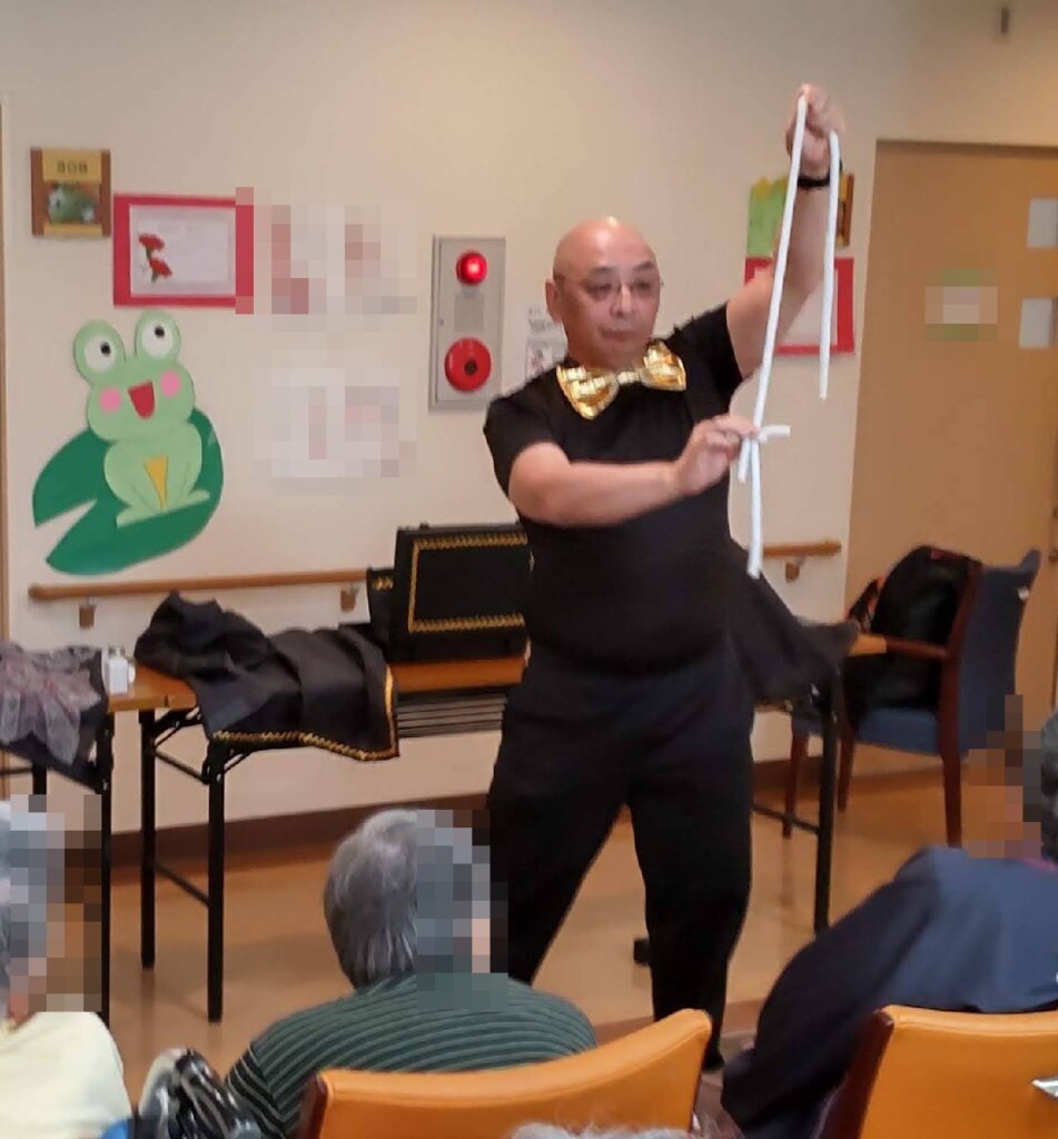 大阪の都島区のグループホームで、ピカリンとひげ親父のマジックショーを開催しました。フォーナイトメアズというロープマジックを披露しています。