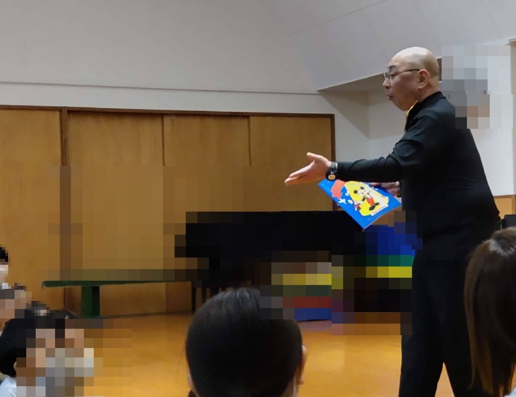 大阪此花区の保育園でのボランティア・マジックショー。絵本に色をつけるマジックで、子どもたち、みんな、大喜びでした。