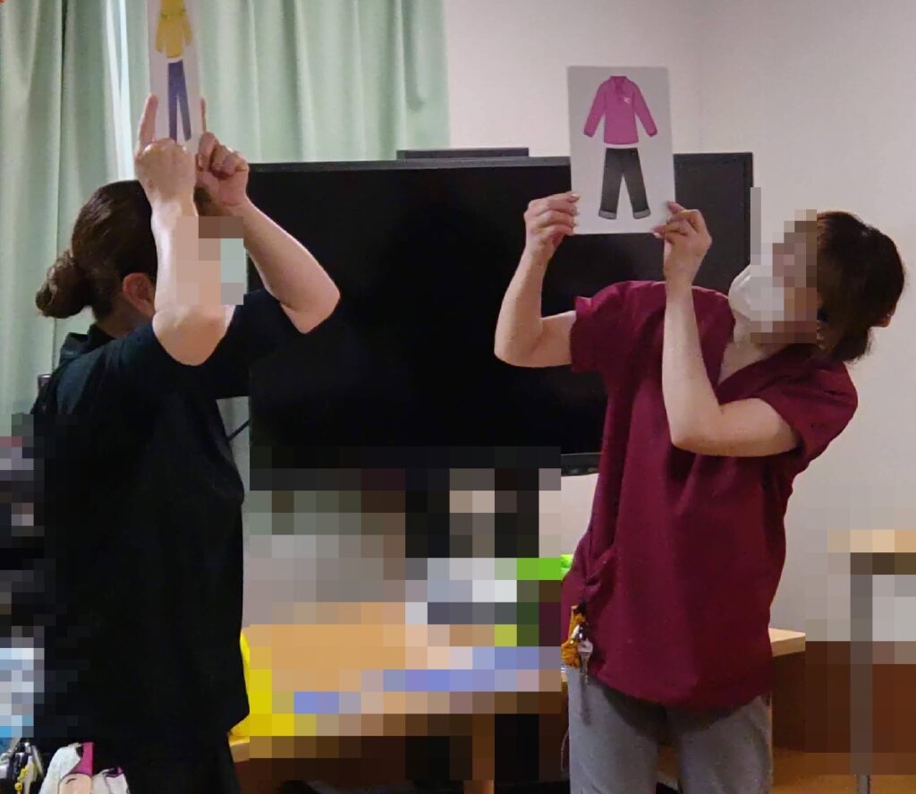 大阪市都島区の老人施設でのボランティア・マジックショー。ペアルックカードというマジックです。