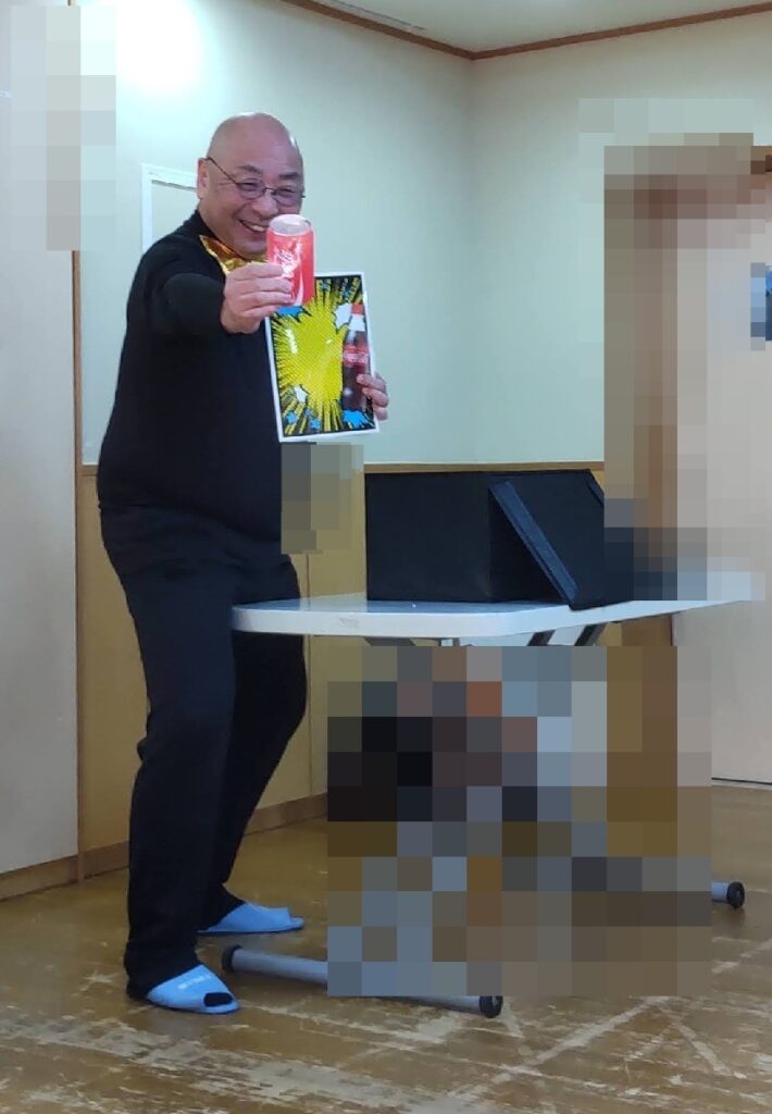 大阪此花区の保育園でのボランティア・マジックショー。絵のポテトチップスが本物になって出てくるマジックで、子どもたち、みんな、大喜びでした。