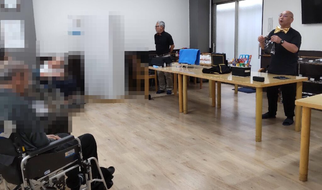 大阪西成区の老人施設でのボランティア・マジックショー。お茶とコーヒーを一瞬で入れ替えるマジックです。