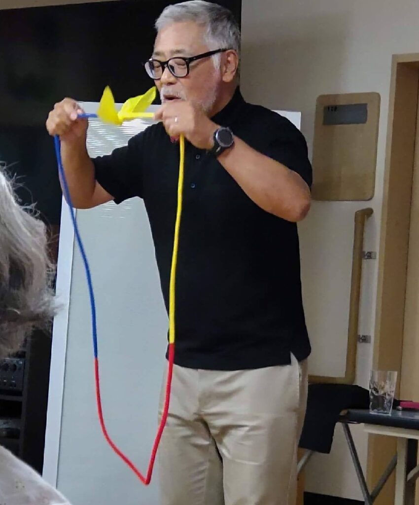 大阪の老人施設でのボランティア・マジックショー。ロープがどんどん変化して最後は驚きのオチになるマジックです。