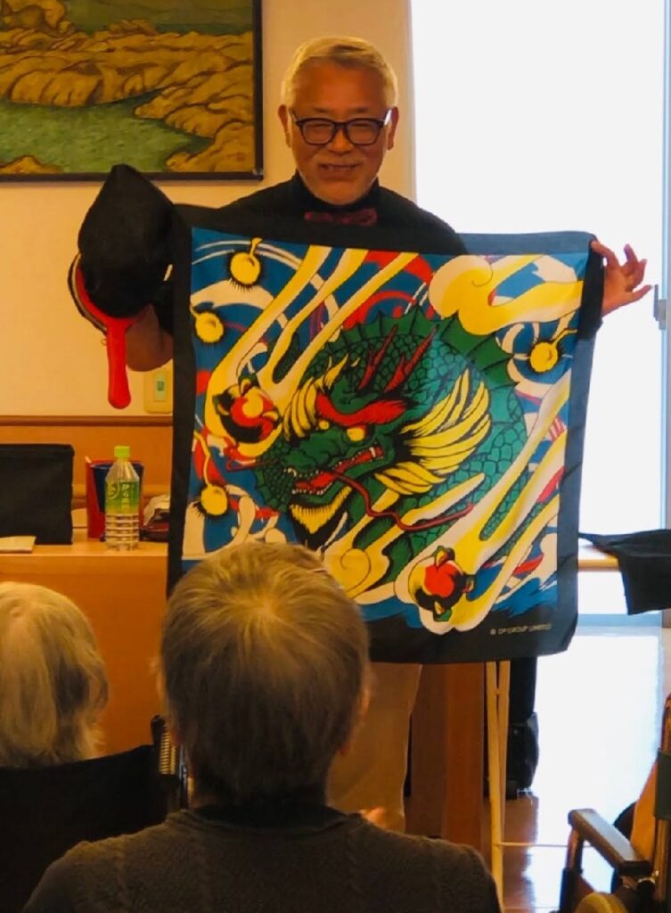 大阪守口市の老人施設でのボランティア・マジックショー。写真は、ひげ親父のロープマジックのラストシーンです。