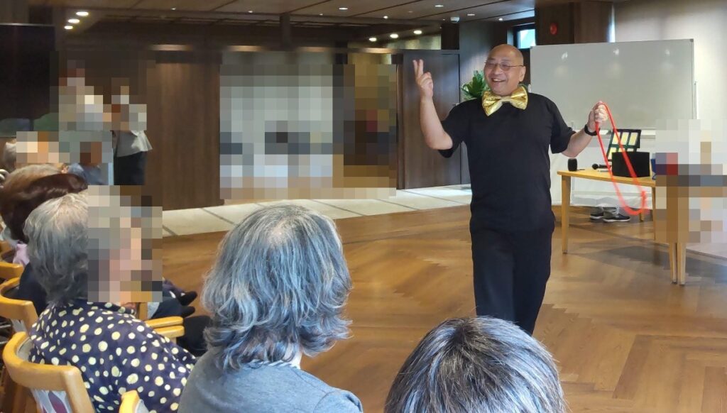 奈良県の高級老人ホームでのボランティア・マジックショー。写真は、ピカリンが驚きのロープマジックを披露しているところです。