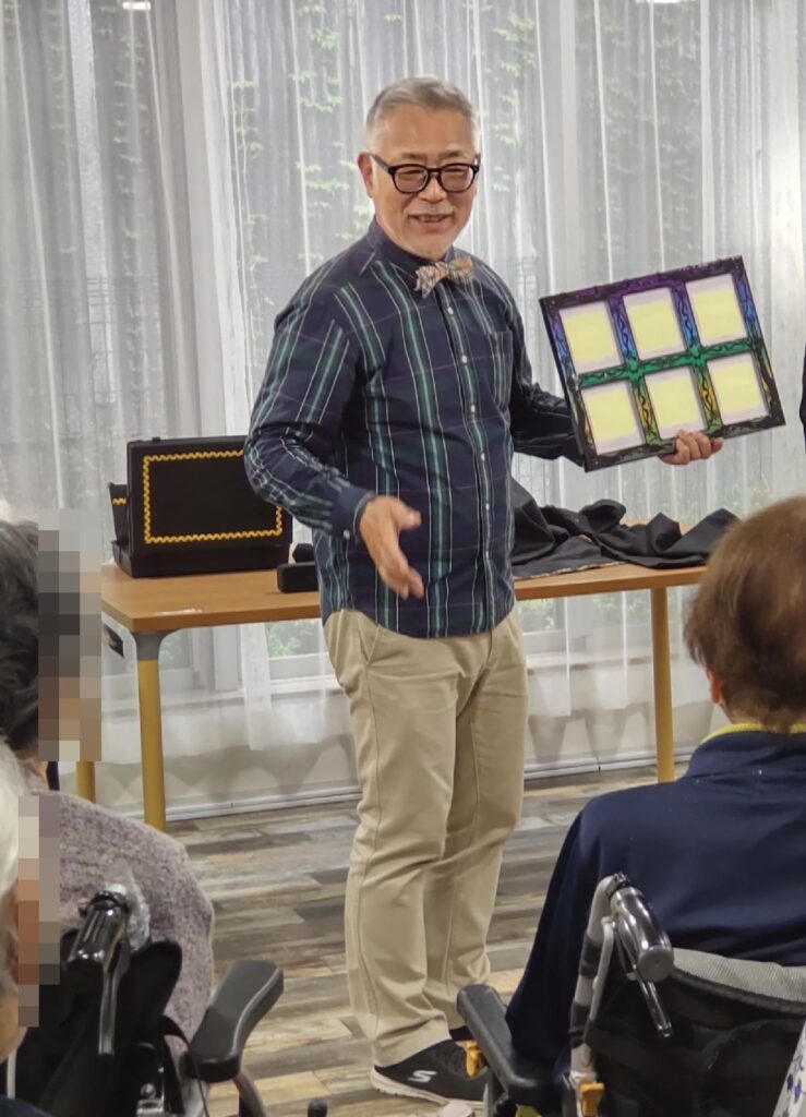 大阪の老人施設でのボランティア・マジックショー。お客さんの心の中を読んで、マジシャンが先に黒板に答えを書いていきます。大きな驚きの声があがるマジックです。