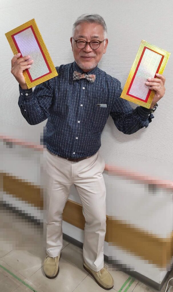 平べったいパネルから、次から次へとコップが出てくるマジックです。