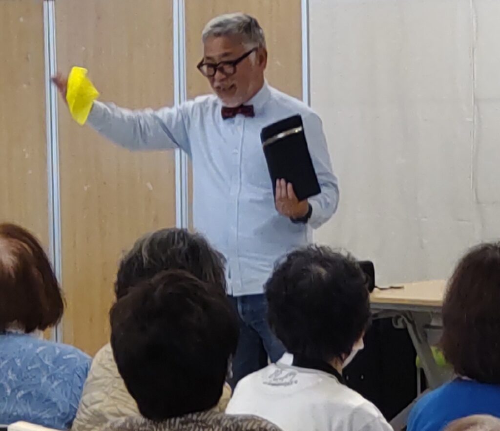 大阪箕面市の老人施設でのボランティア・マジックショー。水が次から次へと変化していくマジックです。