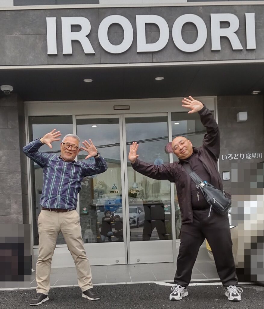 大阪の寝屋川市の住宅型有料老人ホームでのマジックショー。ボランティアのマジックのレベルとしては本格的すぎると喜んでいただきました。