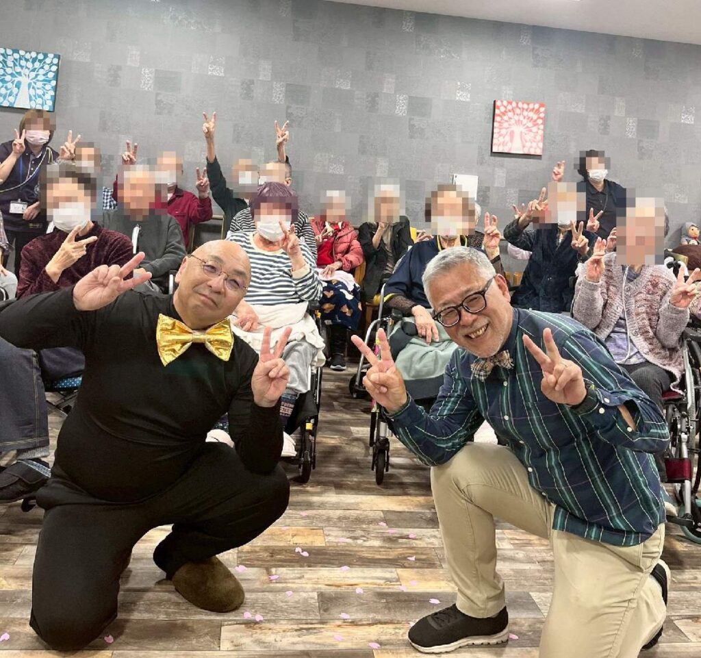 大阪寝屋川市の老人施設でのボランティア・マジックショー。たくさんのマジックで笑って驚いた後、みんなで記念撮影。