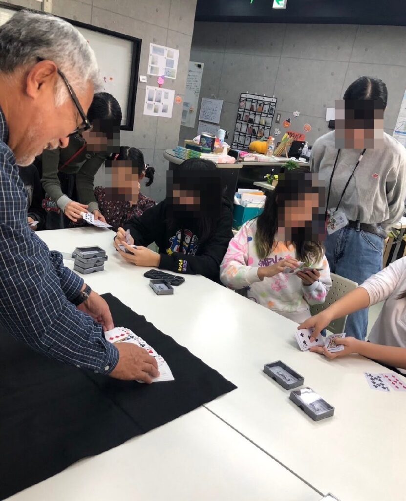 大阪市都島区のフリースクールでのボランティア・マジックショー。お子さん達にトランプマジックを教えています。
