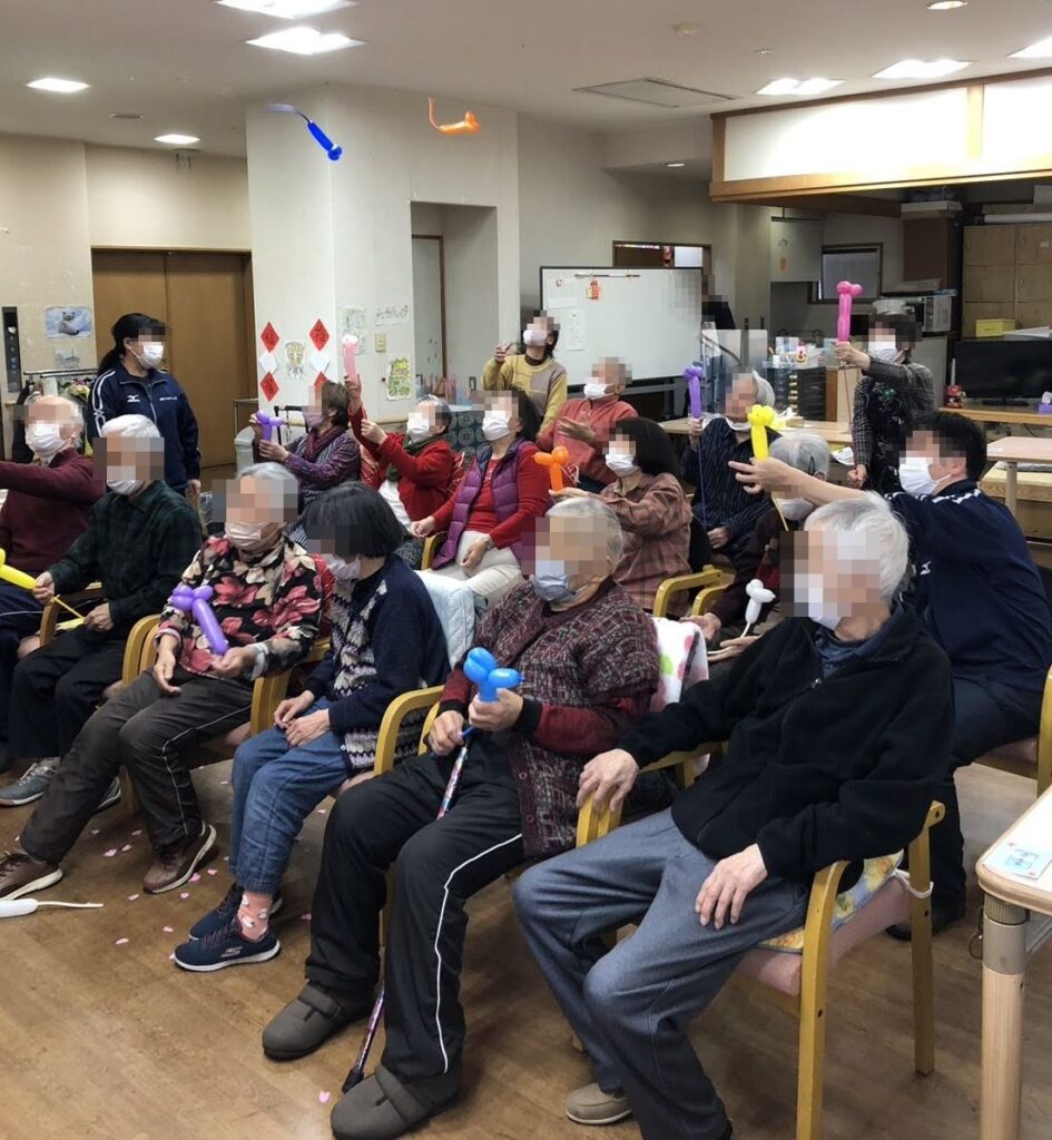 大阪の旭区の老人施設でのボランティア・マジックショー。写真は、バルーンアート体験で、バルーンを飛ばして遊んでいるところです。