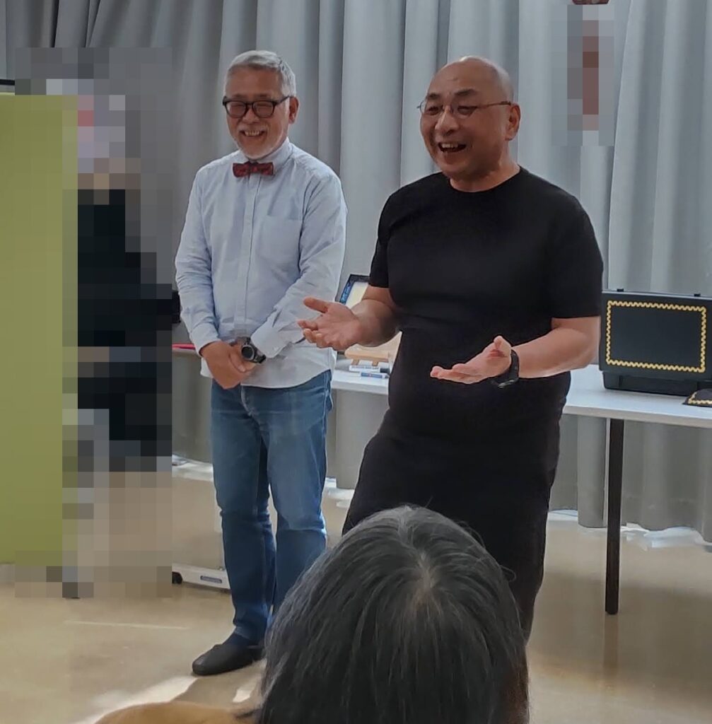 大阪の老人施設でのボランティア・マジックショー。マジックを楽しむためのコツを話しているところ。