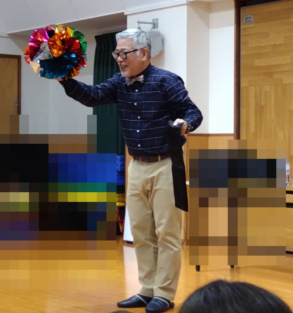 大阪此花区の保育園でのボランティア・マジックショー。くす玉マジックで、子どもたち、みんな、大喜びでした。