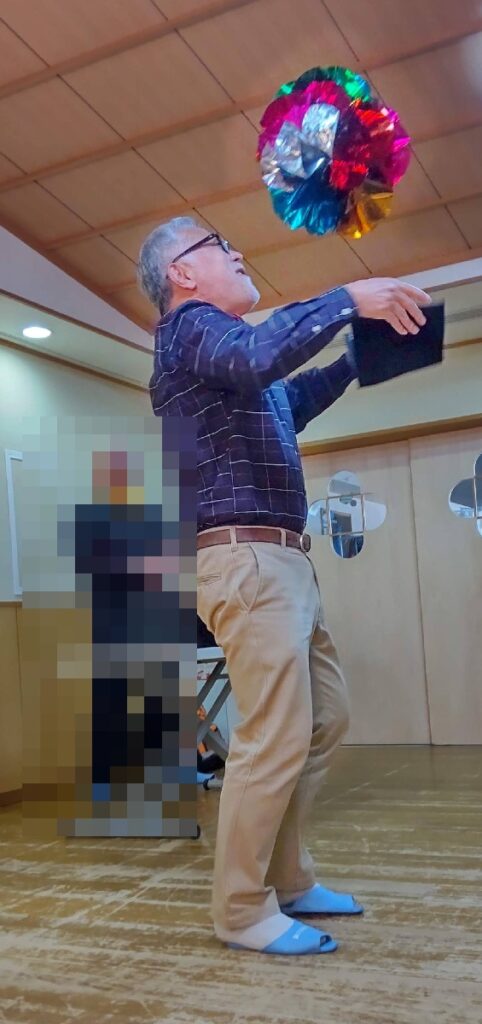 大阪此花区の保育園でのボランティア・マジックショー。くす玉マジックで、子どもたち、みんな、大喜びでした。