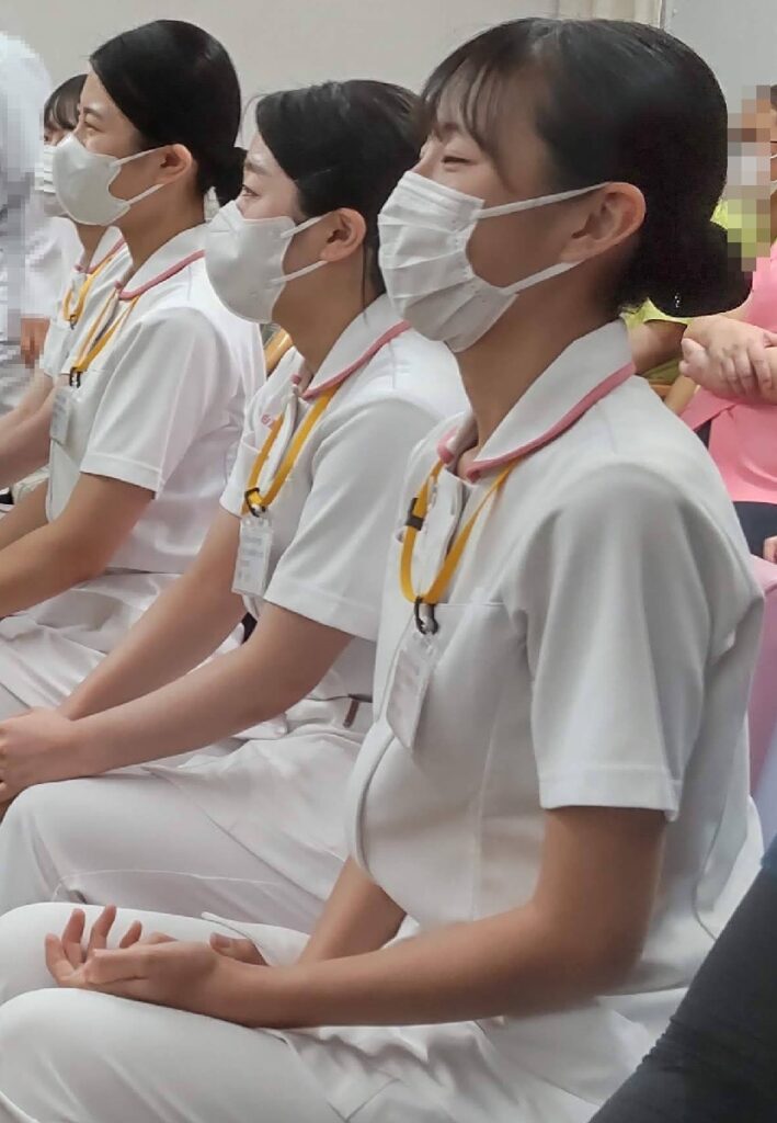 大阪吹田市の病院でのボランティア・マジックショー。ピカリンとひげ親父のマジックを楽しそうにご覧になっている看護学生さんです。