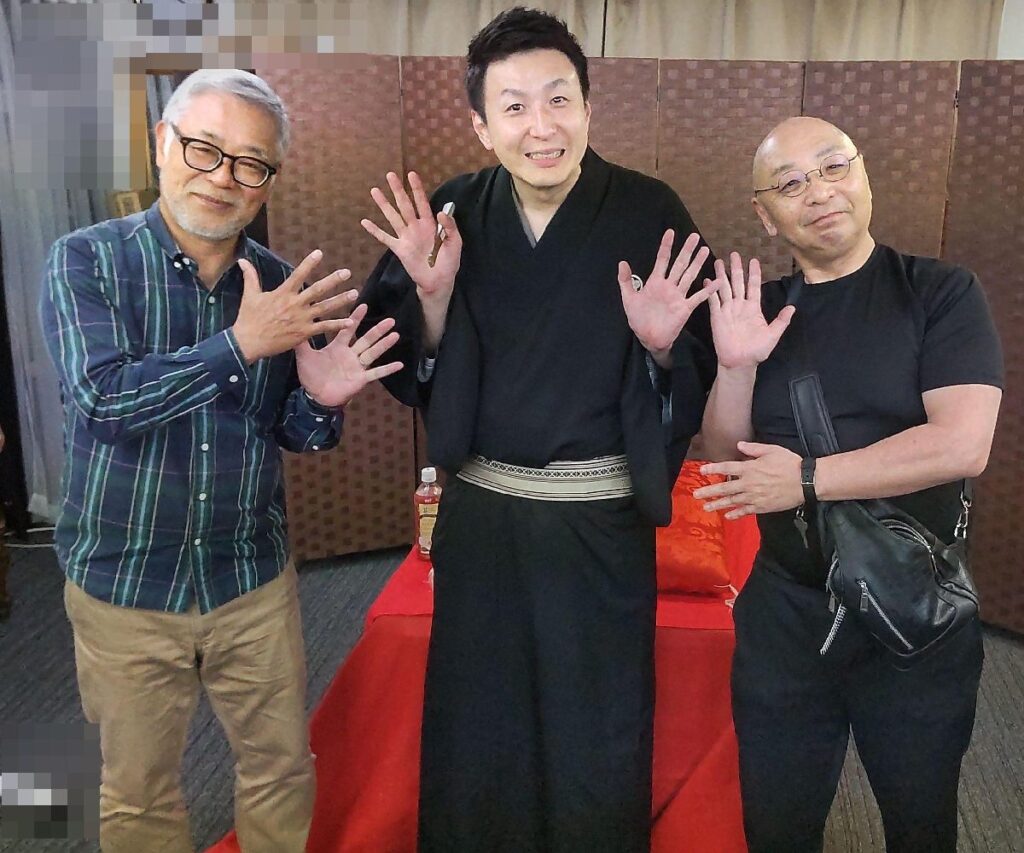 大阪の桂竹紋さんのイベントでのボランティア・マジックショー。ピカリンとひげ親父も一緒に記念撮影。