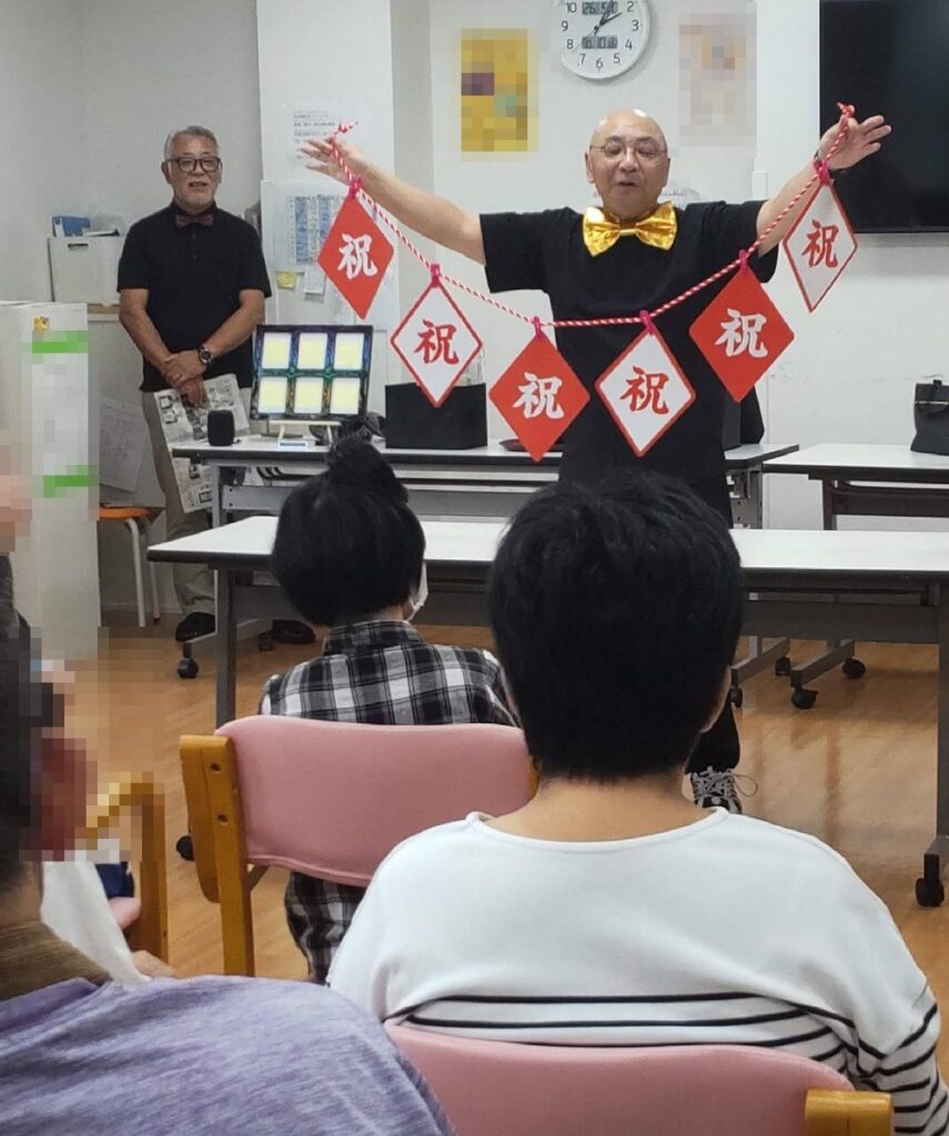 大阪の旭区の障碍者施設でのボランティア・マジックショー。ピカリンは、記念日をお祝いするマジックを披露しました。