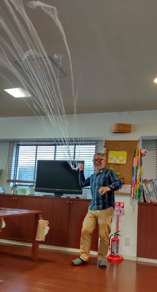 大阪の老人施設でのボランティア・マジックショー。ちぎったティッシュが蜘蛛の糸になって飛んでいくマジックです。