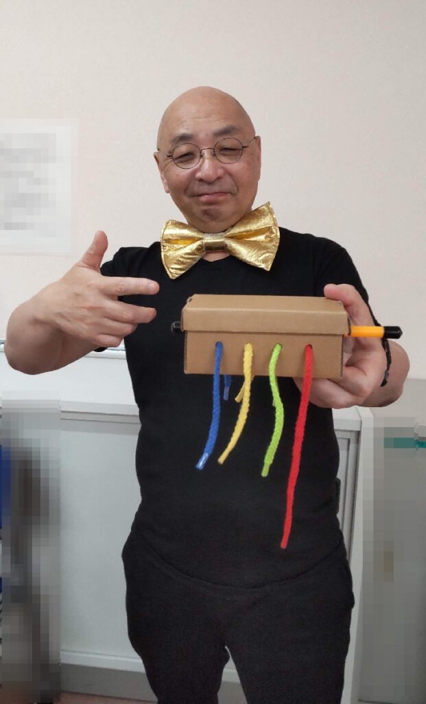 大阪都島区のNPO法人大人食堂でのボランティア・マジックショー。写真は、運命のロープというマジックを披露しているピカリンです。