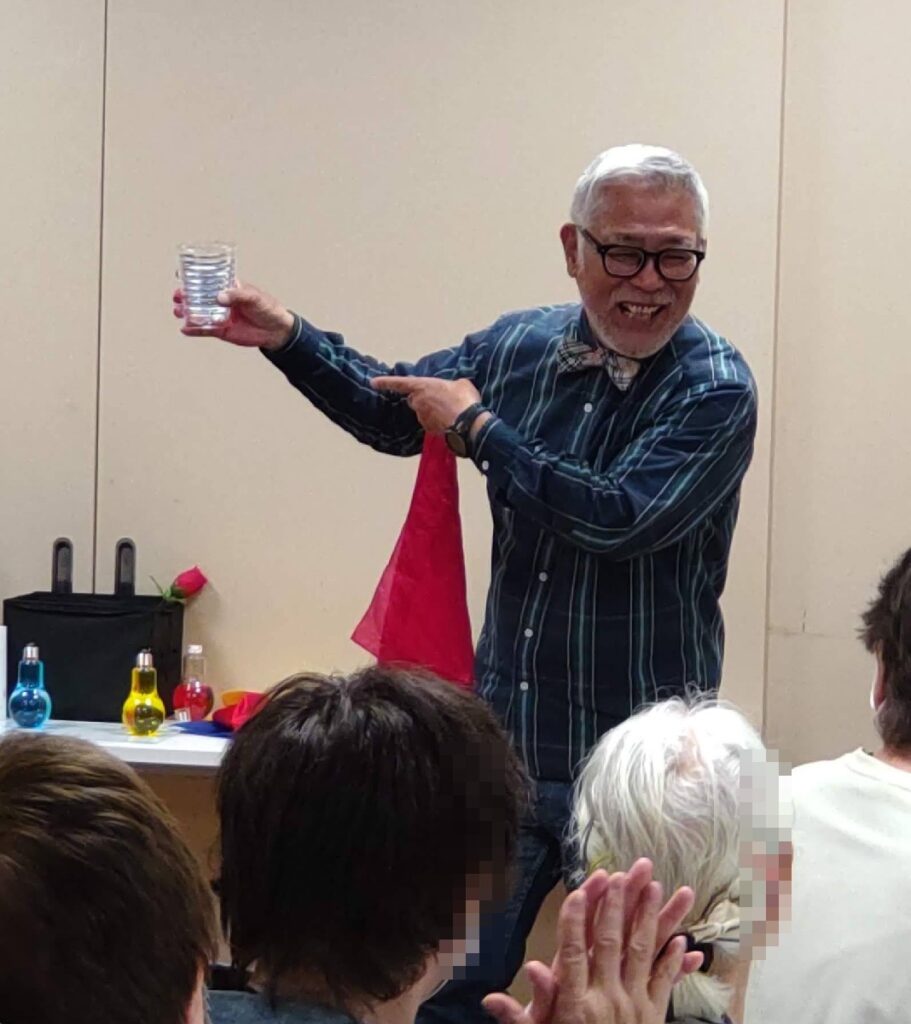 透明な電球が、シルクの色に変化していくマジックです。