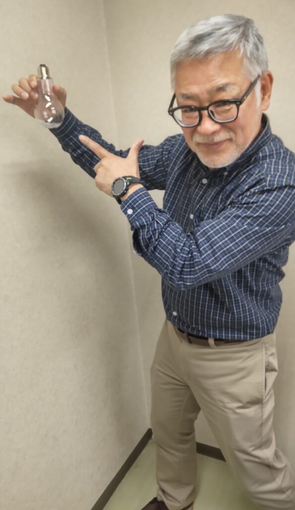 大阪市城東区の老人施設でのボランティア・マジックショー。ひげ親父は、キューティバルブというマジックを披露しました。