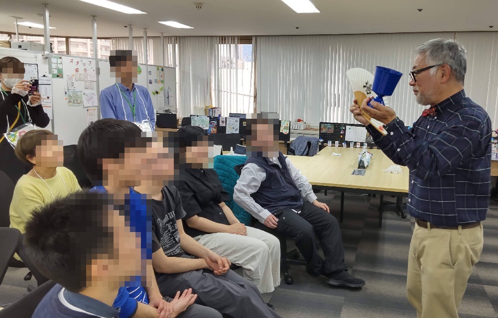 大阪市阿倍野区の就労移行支援事業所CONNECT天王寺様で、ボランティア・マジックショーをさせていただきました。紙うどんというマジックです。