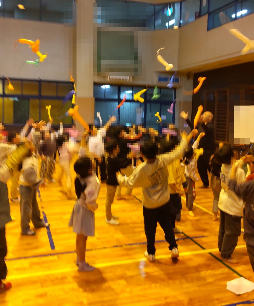 守口市のアフタースクール KIDS FAMILY様でボランティア・マジックショーをしました。最後にみんなでバルーンアートを作って飛ばして遊びました。