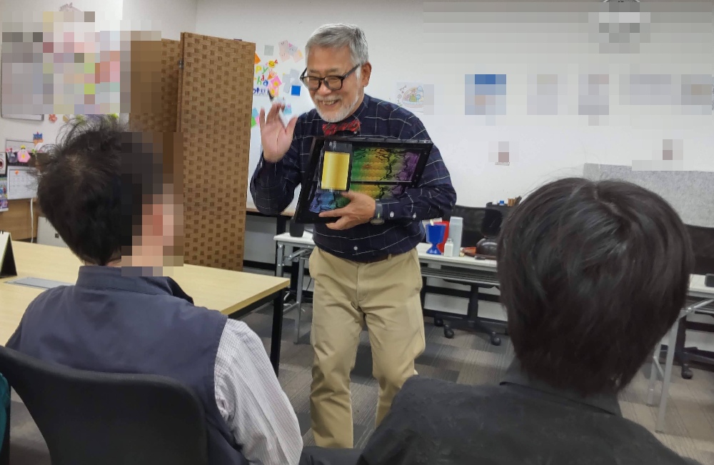 大阪市阿倍野区の就労移行支援事業所CONNECT天王寺様で、ボランティア・マジックショーをさせていただきました。予言の黒板というマジックです。