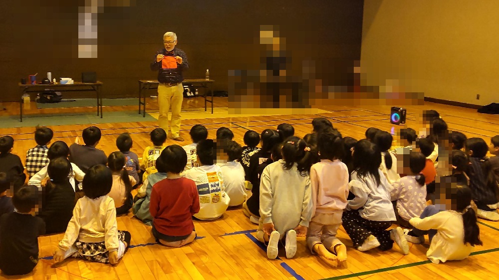守口市のアフタースクール KIDS FAMILY様でボランティア・マジックショーをしました。シルクインバルブというマジックです。