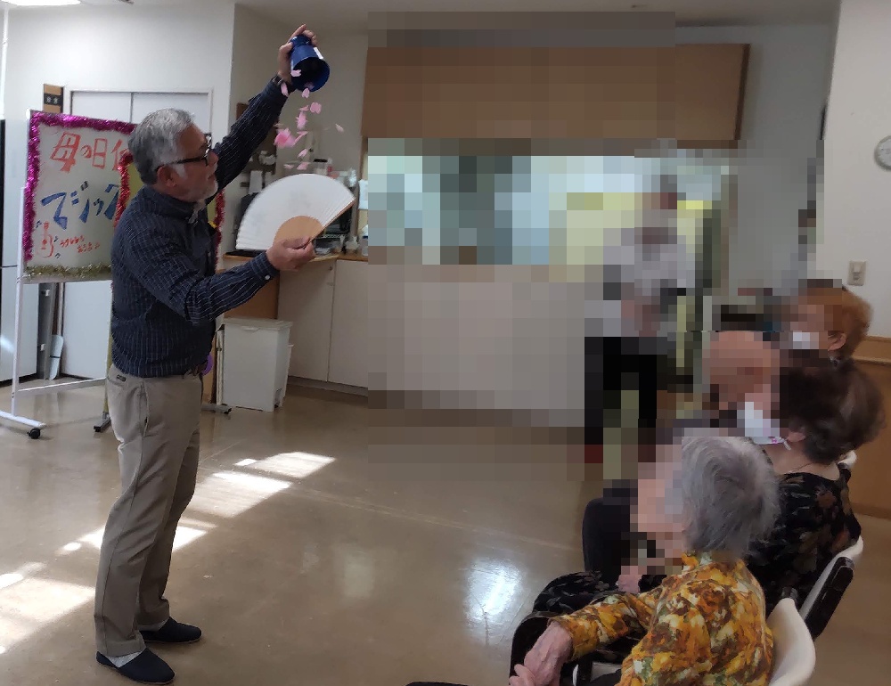 大阪市東住吉区の老人施設で、ボランティア・マジックショーをしてきました。紙うどんというマジックです。