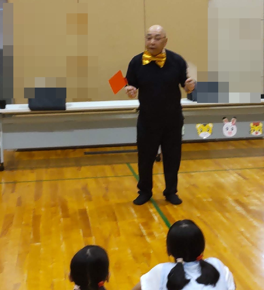 大阪市都島区子ども子育てプラザでのボランティア・マジックショー。マインドフラッグというマジックです。