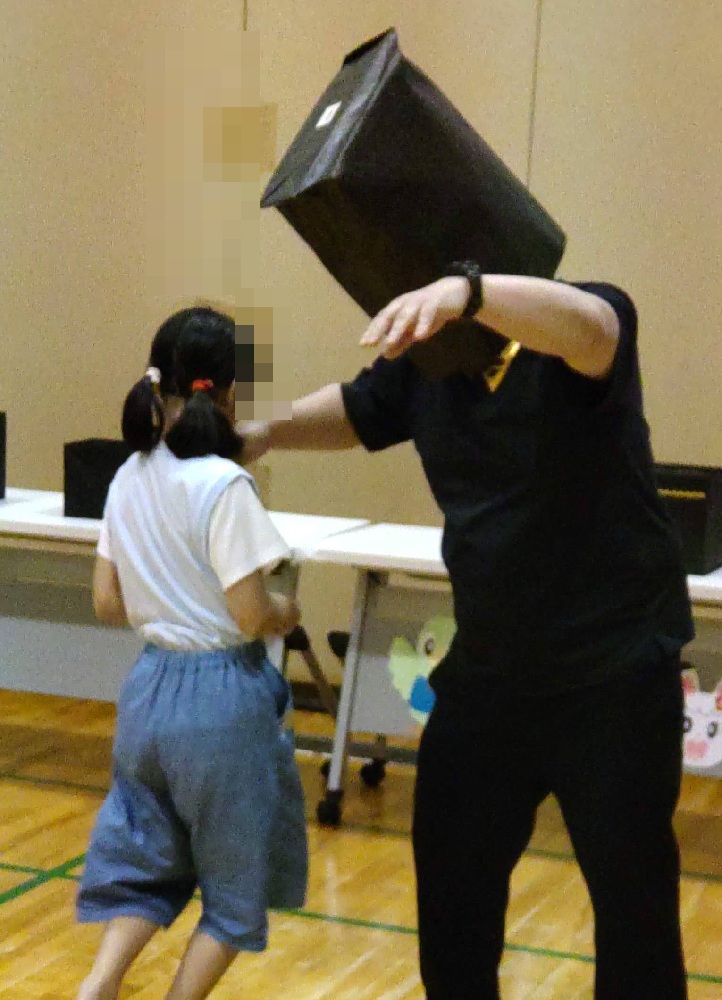 大阪市都島区子ども子育てプラザでのボランティア・マジックショー。マスクオブマインドというマジックの一場面です。