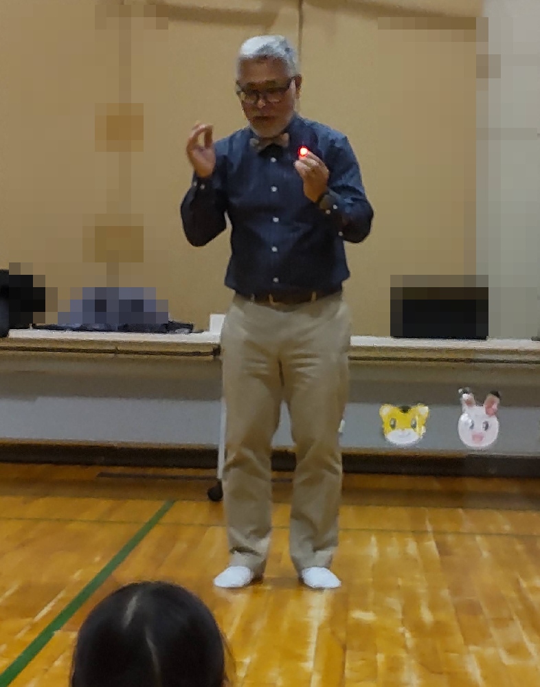 大阪市都島区子ども子育てプラザでのボランティア・マジックショー。フィンガーライトというマジックです。