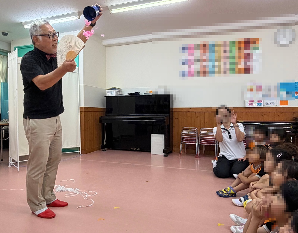 大阪市大正区の子ども園でマジックショーをしてきました。紙がうどんに変わり、最後は桜吹雪になるマジックです。