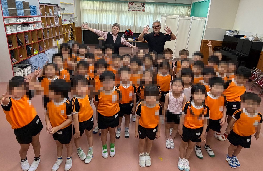 大阪市大正区の子ども園でマジックショーをしてきました。子ども達との記念写真です。