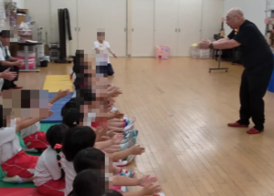 大阪市大正区の幼稚園でマジックショーをしてきました。園児のみなさんと手遊びをしています。
