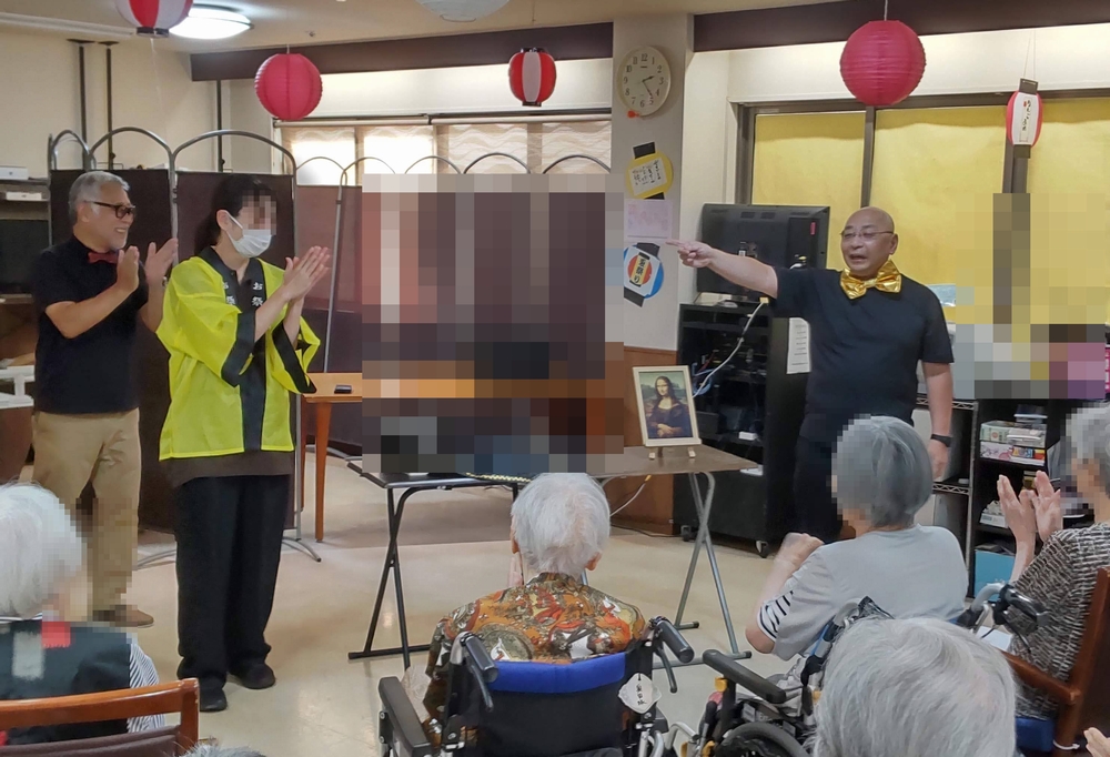 大阪市旭区の老人ホームで、マジックショーをしました。