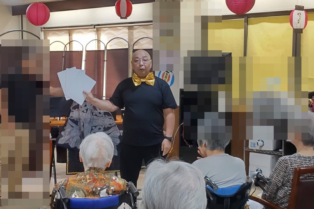 大阪市旭区の老人ホームで、マジックショーをしました。