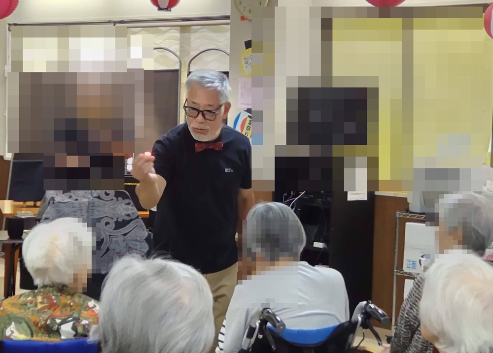 大阪市旭区の老人ホームで、マジックショーをしました。