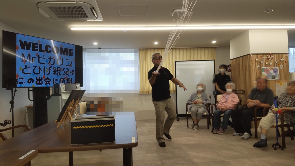 大阪府吹田市の老人施設でマジックショーをしました。